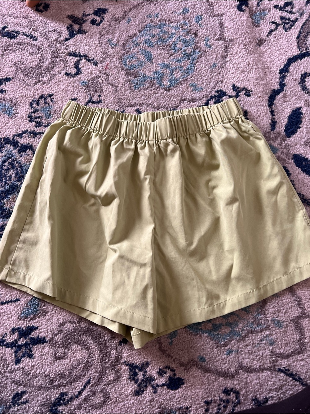 Elastic-Waist Women’s Casual Shorts in Light lime green